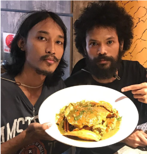 Hilariously quirky thai food reviewers duo Lamsong and Hoy Salah.